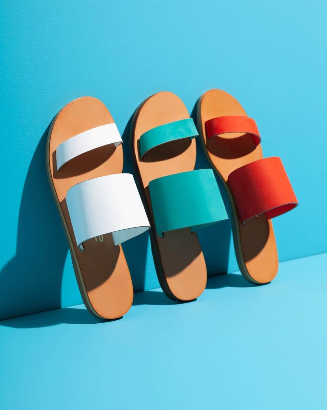 Santa Lollaさんのインスタグラム写真 - (Santa LollaInstagram)「A flat de duas tiras é escolha certa para os dias fresquinhos de verão. Qual é a sua cor favorita? 🤔 [ R$149,90 cada ] #santalollaverao20 #summerflats」7月25日 1時01分 - santa_lolla