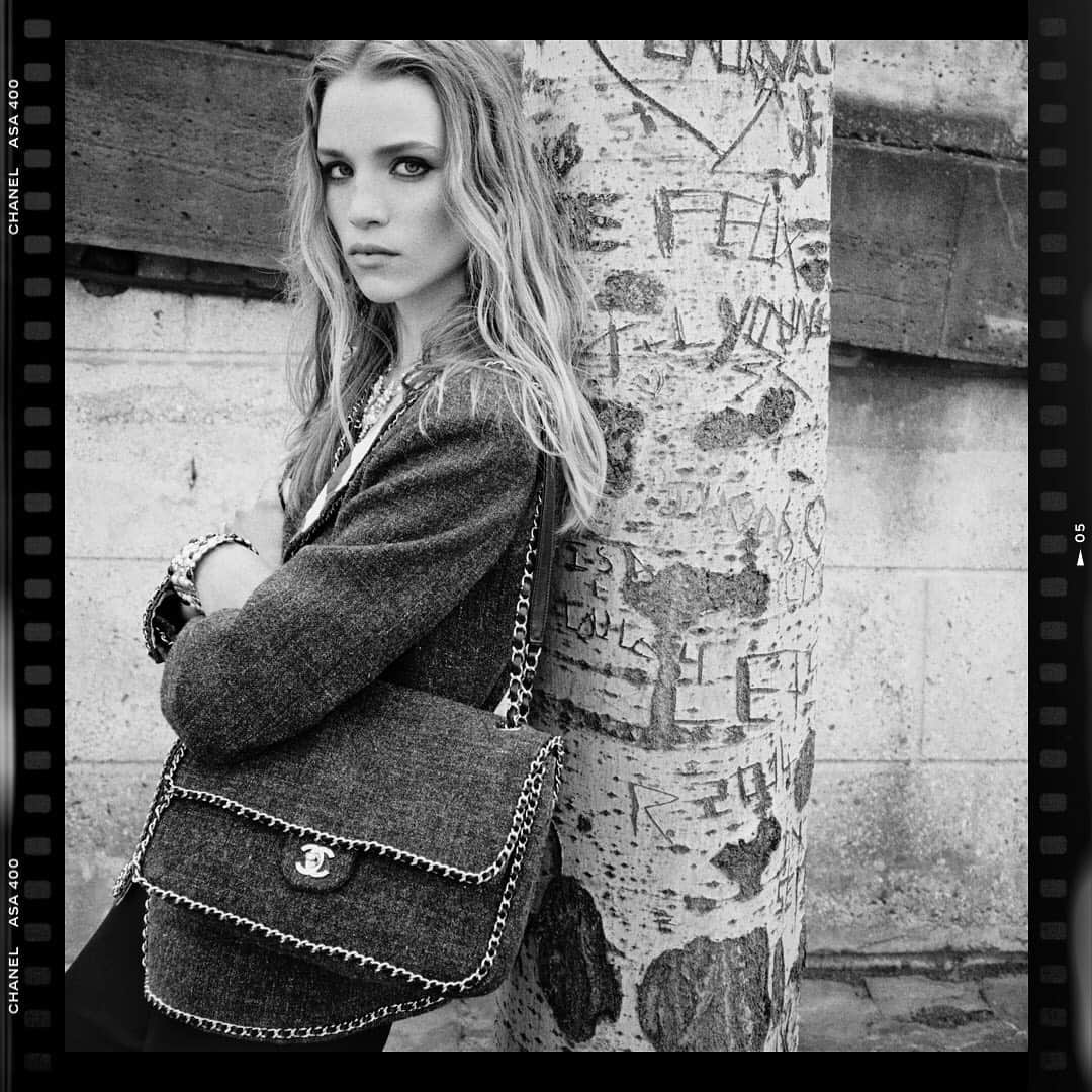 シャネルさんのインスタグラム写真 - (シャネルInstagram)「Worn together, a wool jacket is paired with a matching handbag in the #CHANELFallWinter 2019/20 Ready-to-Wear pre-collection, photographed by Leïla Smara. #CHANEL @rebeccalongendyke」7月25日 1時01分 - chanelofficial
