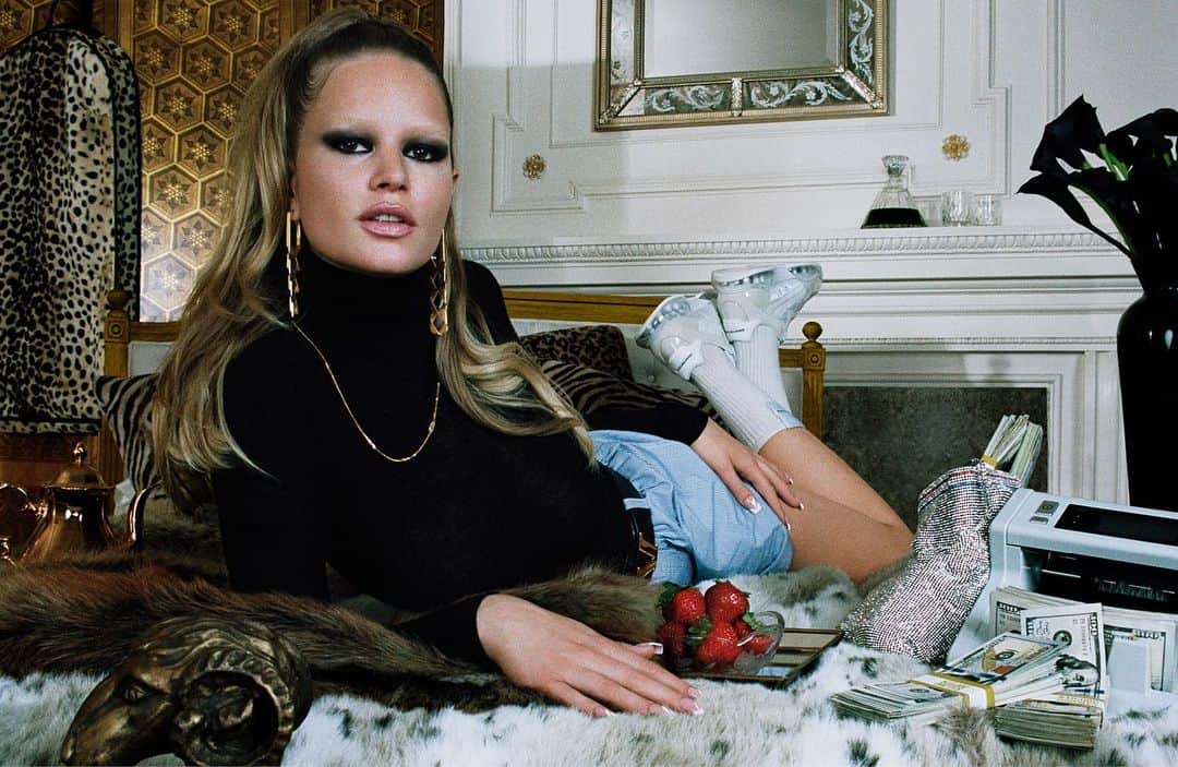 アレキサンダー・ワンのインスタグラム：「She wasn't born into the lap of luxury. She earned it. - @annaewers stars in #TheWangHustle to celebrate the launch of Collection 2 2019. ⠀⠀⠀⠀⠀⠀⠀⠀⠀ *Though the hustle is real, the fur is faux.」