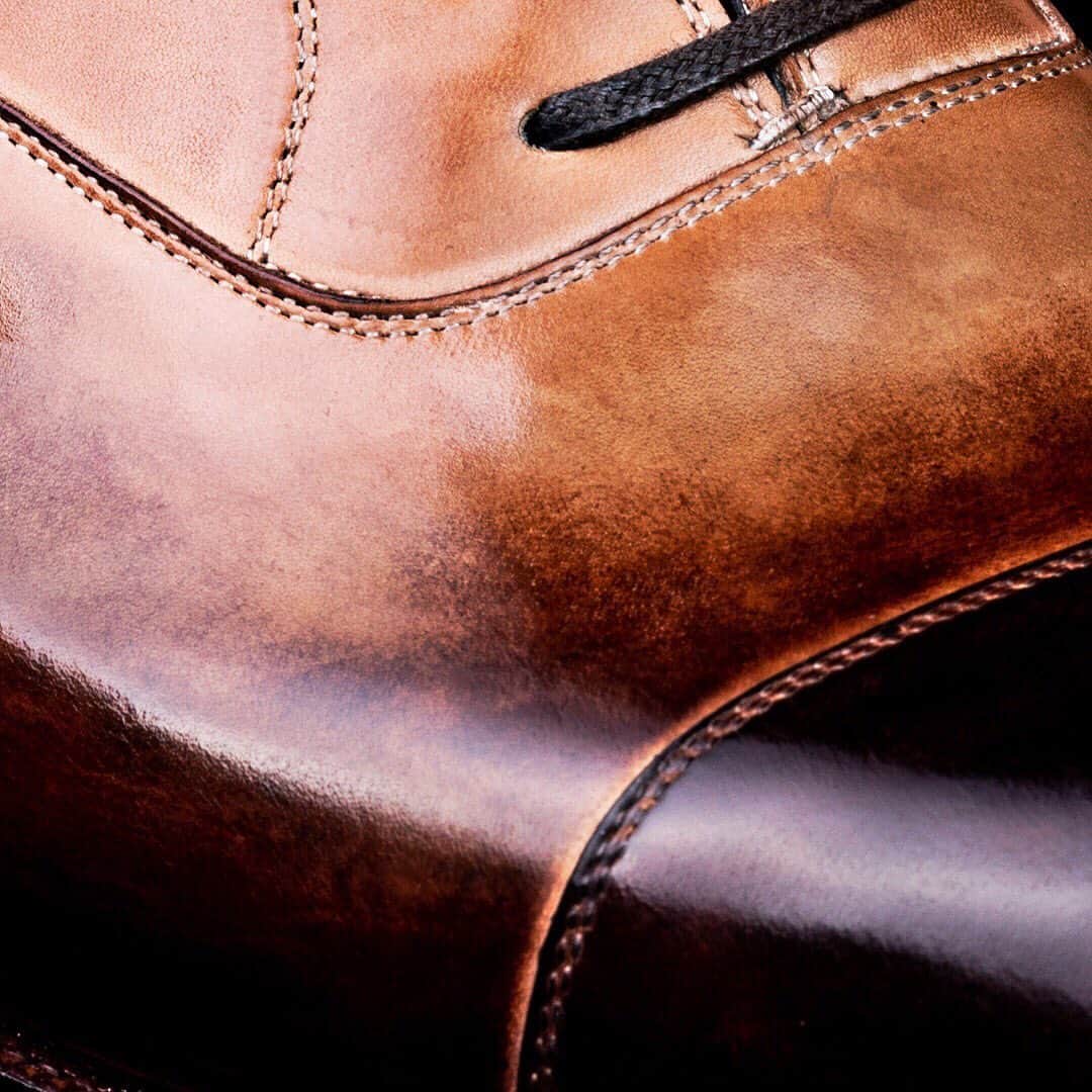 サンクリスピンさんのインスタグラム写真 - (サンクリスピンInstagram)「Our tale of luxury is to be found in each pair of our Oxford's - exuding a restrained classic elegance.  Specified in our renown CRU - Crust Leather, finished off with an antique special finishing, this model is the perfect foil when worn with Grey Flannels or a pair of denims.  #mysaintcrispins #saintcrispins #russiancalf #loafers #onlyforgentlemen #shoes #shoeaddict #shoestagram #agentlemanschoice #shoeporn #madebyhand #handwelted #shoes #handmadeshoes #gentlemanstyle #sartorialist #forgentlemenonly #sartorial #handmade #mensshoes #shoeporn #instashoes #dapper #menstyle #menshoes #shoelover #shoeshine #shoepolish」7月25日 1時03分 - saintcrispins