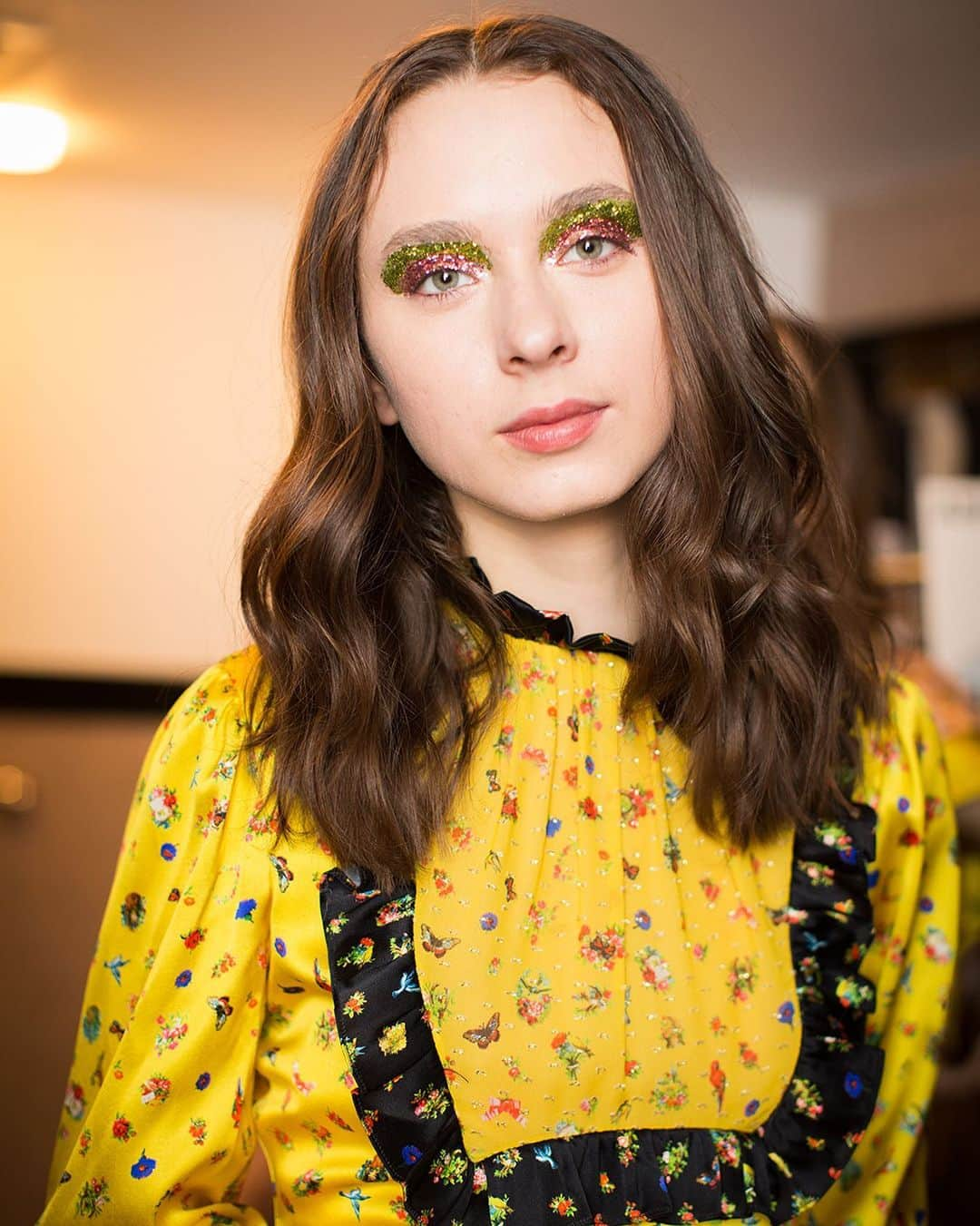 NYFW（ニューヨークファッションウィーク）さんのインスタグラム写真 - (NYFW（ニューヨークファッションウィーク）Instagram)「All about the glitter and glam at #NYFW ✨Backstage at @cynthiarowley | 📸 by @cmcuse」7月25日 1時03分 - nyfw