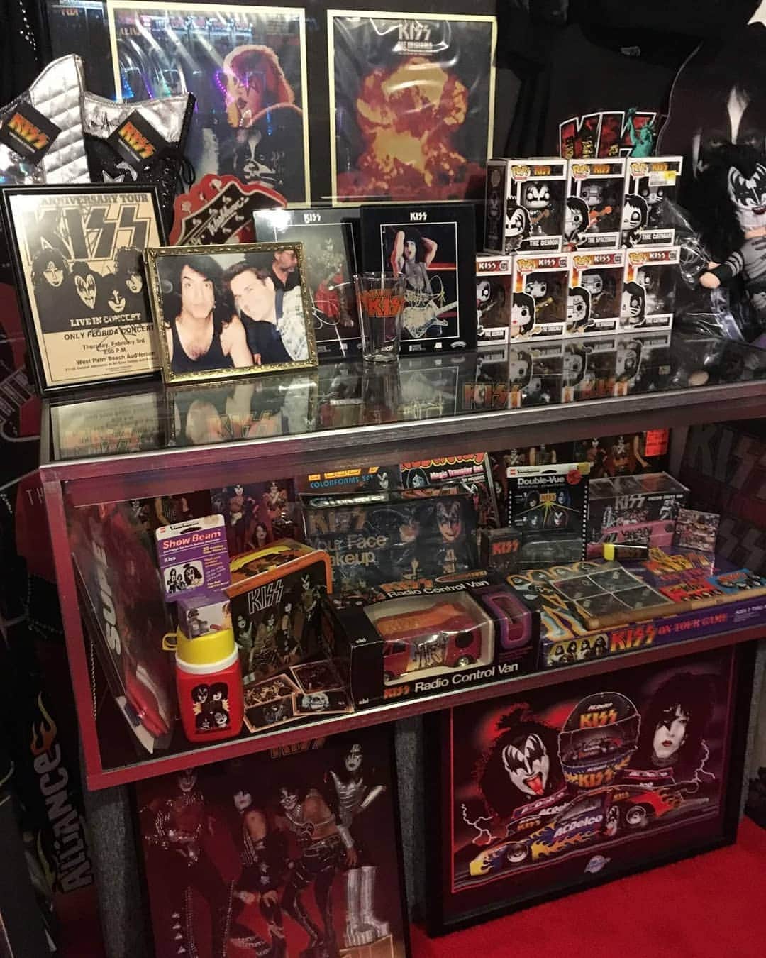 KISSさんのインスタグラム写真 - (KISSInstagram)「#KISSARMY Rocks! Thanks to Jared Decker for sharing one of his favorite corners of his #KISS collection room with us. We love it!」7月25日 1時04分 - kissonline