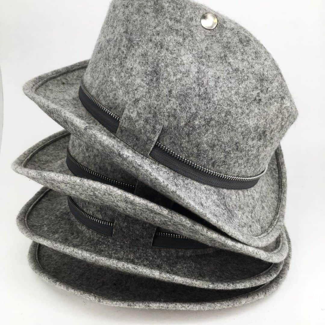 バーンストックスピアーズさんのインスタグラム写真 - (バーンストックスピアーズInstagram)「#hatoftheday These are off the scale beautiful. Grey felt homburg with zipper trim. They are on the way to Dover Street Market. @doverstreetmarketnewyork and @doverstreetmarketlosangeles  A collaboration with John Moore Shoes. @johnmoore.shoes.reimagined」7月25日 1時04分 - bernstockspeirs