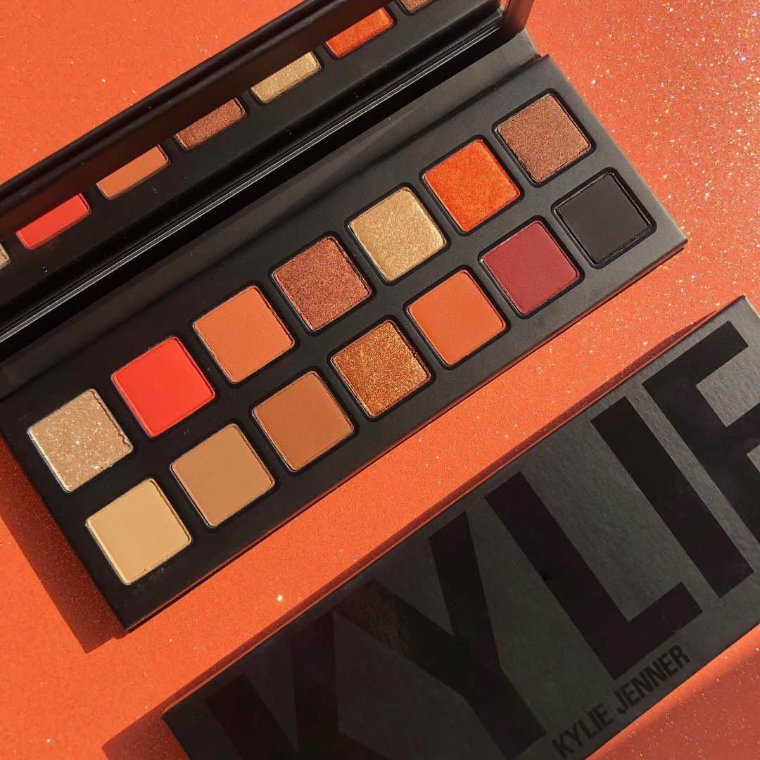 Kylie Cosmeticsさんのインスタグラム写真 - (Kylie CosmeticsInstagram)「THE SUMMER ‘18 PALETTE 🔥 back in stock now on KylieCosmetics.com ✨」7月25日 1時05分 - kyliecosmetics