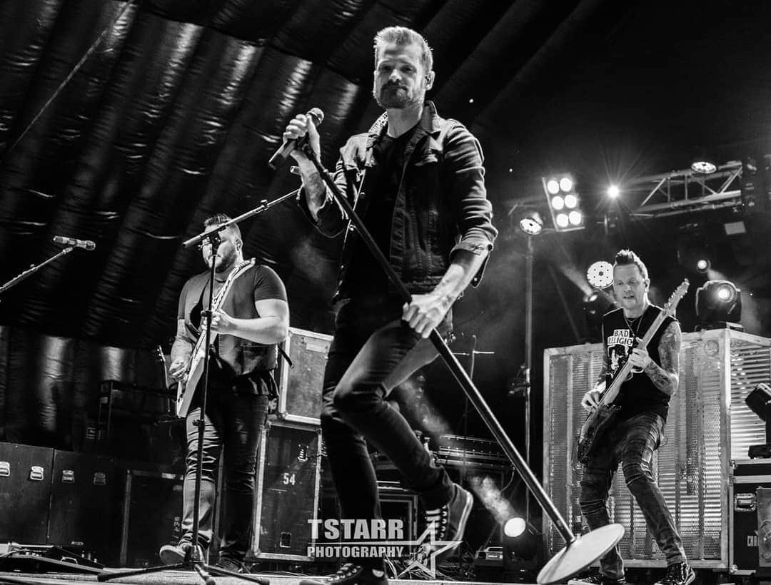 ヒンダーのインスタグラム：「See you tonight, Nevada! 🤘🎸 #Lucky7Tour 📸:@Michelle_Henderson_Photography」