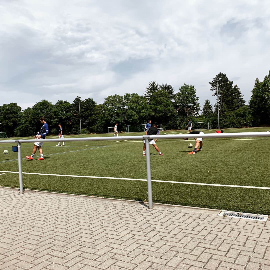 岡崎慎司さんのインスタグラム写真 - (岡崎慎司Instagram)「In Mainz  １人アナザースカイ🇩🇪 自分のクラブであるバサラマインツの代表の家に2日間お世話になり、バサラマインツの練習試合を観戦し、一緒に練習し、自分が所属していたマインツ05の練習場に寄りました。 まさかのキャンプで誰もいなかったから記録だけ残しておきます。😭 近くのフランクフルトで長谷部キャプテンから呼び出しがありみんなと合流！ 3時間話しっぱなしで時間が足りなかったな。 笑いもあり、刺激もあり、シーズンの決起集会になったわ！ 僕にとってのアナザースカイであるマインツでの2日間は最高でした！#３年ぶりのマインツ#懐かしい#バサラのレベルも相手のレベルも上がってる。#目指せブンデス#ここから何人もの選手が飛び立ってる#長谷部の耳が少し遠い問題#一発でもはや聞き取れない#最後は突っ込のがめんどくさい#大地も大変だな#真司は何気にオシャレ#真司はどこにいくのか？俺もきになる。#ごうちゃんとは終始イチャイチャ#可愛い😍#次もまたこの会やりたい」7月25日 1時24分 - shinjiokazaki_official