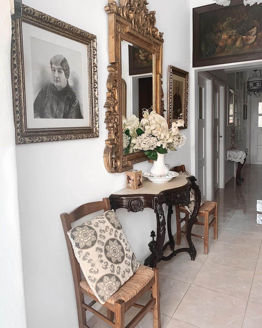 Kelsey Simoneのインスタグラム：「Getting some new home inspo while in Greece ⚜️」