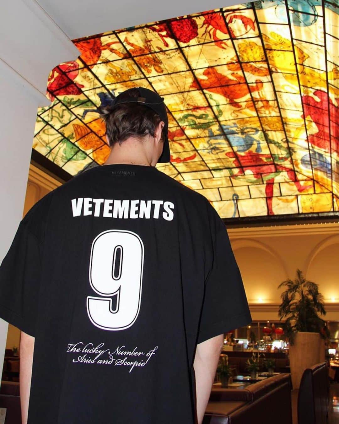 ヴェトモンさんのインスタグラム写真 - (ヴェトモンInstagram)「NEW DROP IN HAMBURG @petrateufel」7月25日 1時23分 - vetements_official