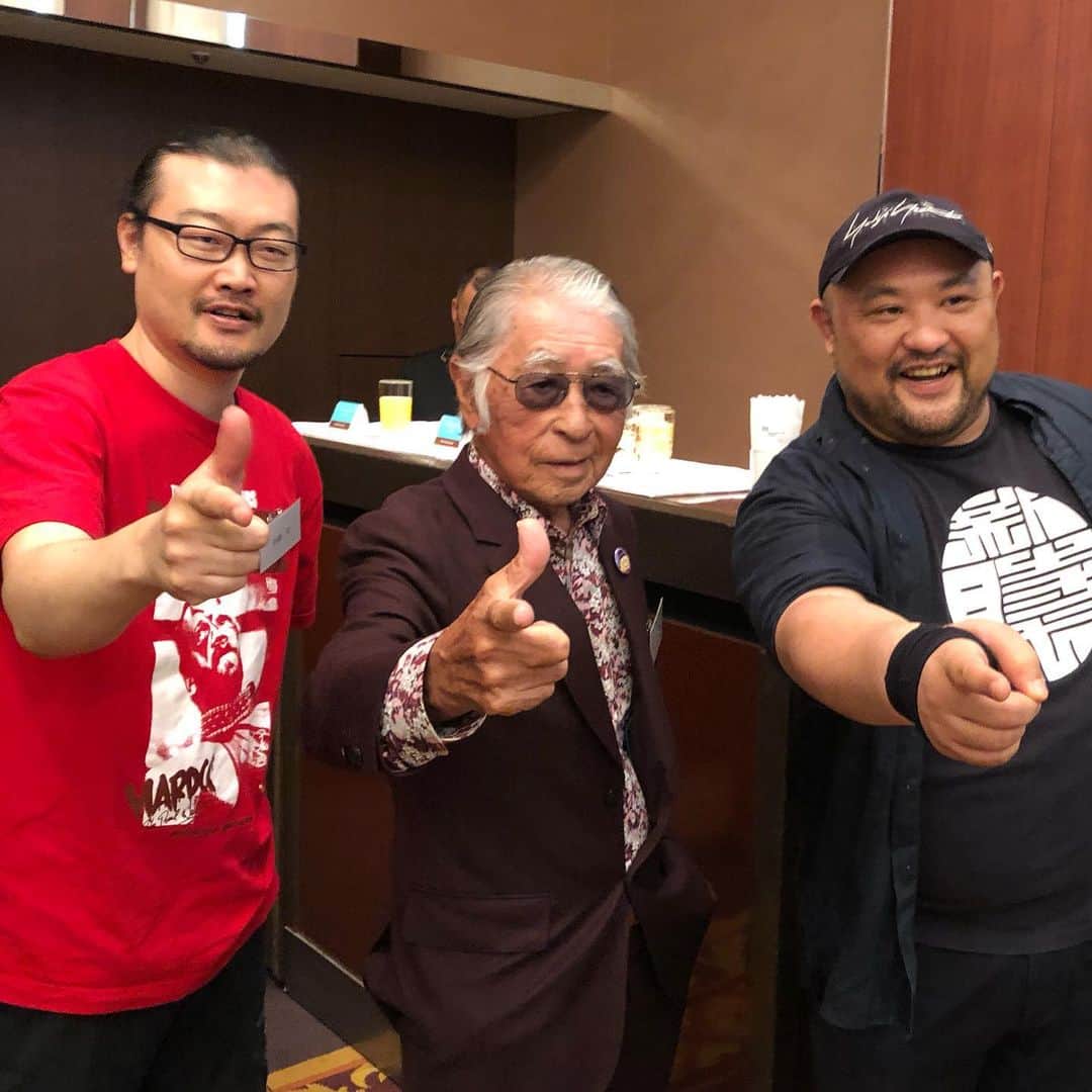 丸山ゴンザレスのインスタグラム：「‪推協の懇親会でA先生に！佐藤究くんと一緒に「どーん！」です。ダンディでかっこよかったです。‬」