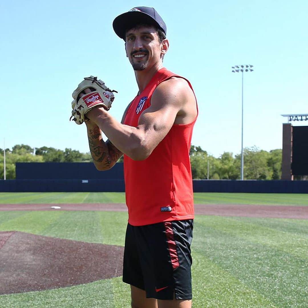 ステファン・サヴィッチのインスタグラム：「First baseball ⚾️ player from Montenegro in history ☝🏻😂🇲🇪🇺🇸 #baseball #preseason #montenegro #usa」