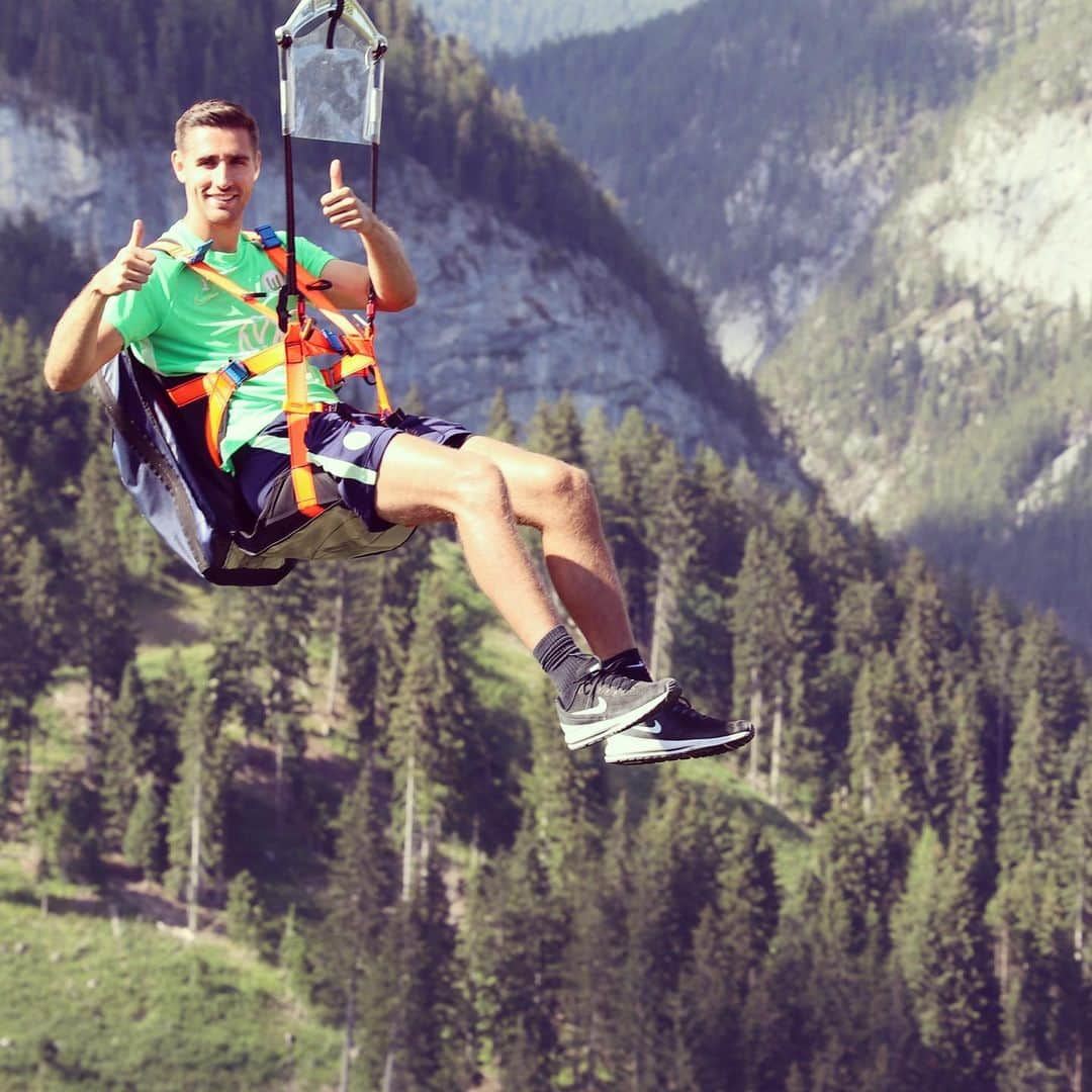 VfLヴォルフスブルクさんのインスタグラム写真 - (VfLヴォルフスブルクInstagram)「Wer hätte Angst? 🙀 #vflwolfsburg #trainingslager #zipline #austria #arbeitfussballleidenschaft #immernurdu #immer_hungrig」7月25日 1時49分 - vfl.wolfsburg