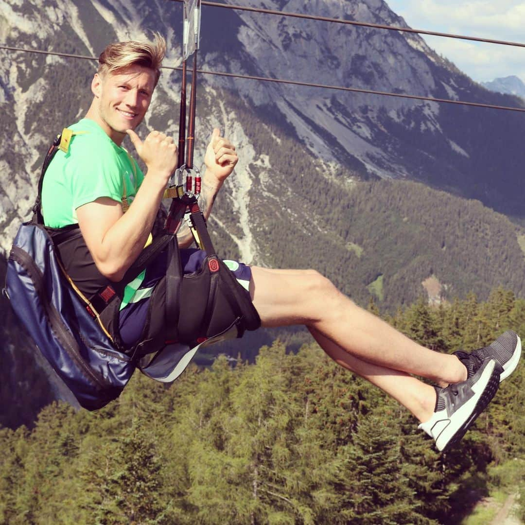 VfLヴォルフスブルクさんのインスタグラム写真 - (VfLヴォルフスブルクInstagram)「Wer hätte Angst? 🙀 #vflwolfsburg #trainingslager #zipline #austria #arbeitfussballleidenschaft #immernurdu #immer_hungrig」7月25日 1時49分 - vfl.wolfsburg