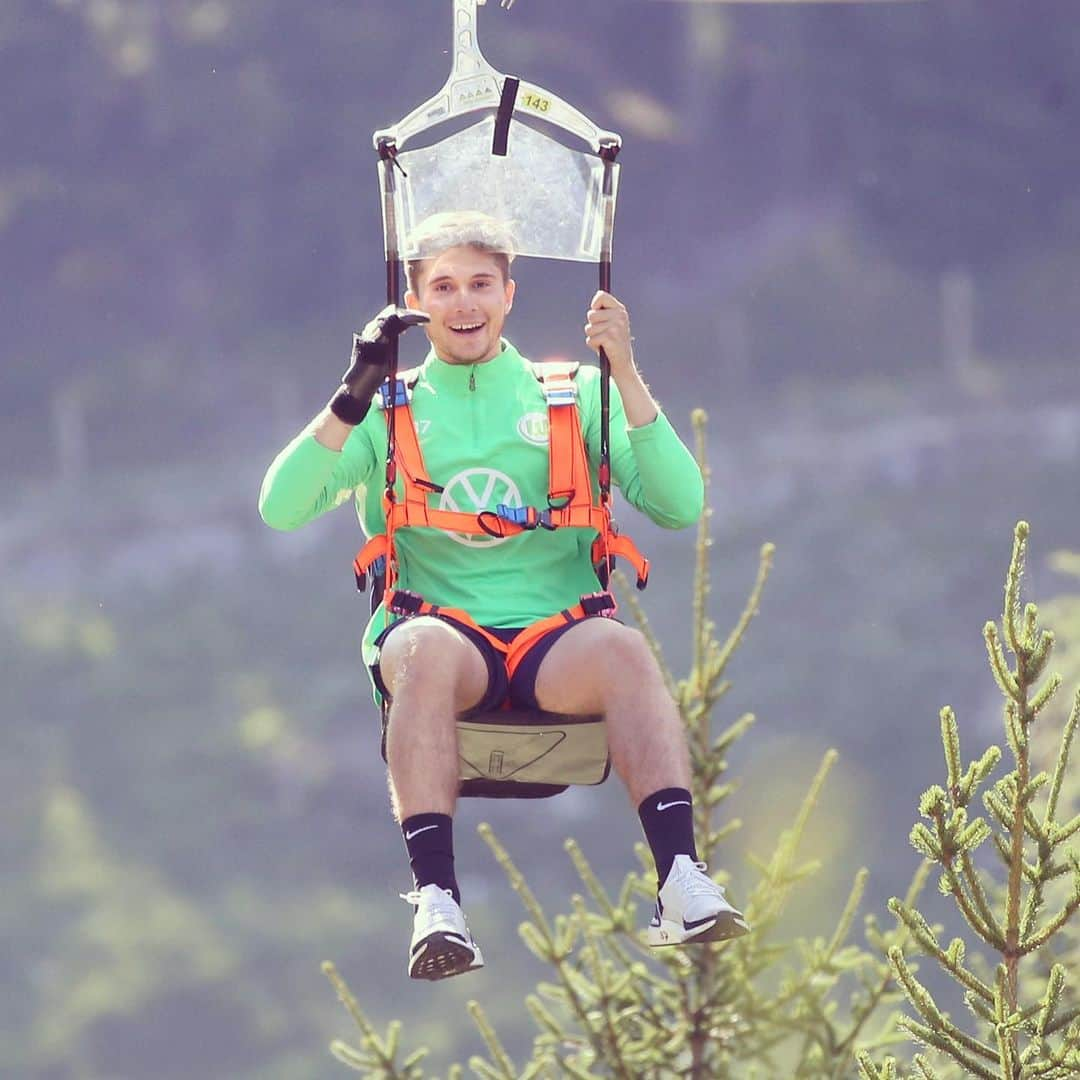 VfLヴォルフスブルクさんのインスタグラム写真 - (VfLヴォルフスブルクInstagram)「Wer hätte Angst? 🙀 #vflwolfsburg #trainingslager #zipline #austria #arbeitfussballleidenschaft #immernurdu #immer_hungrig」7月25日 1時49分 - vfl.wolfsburg