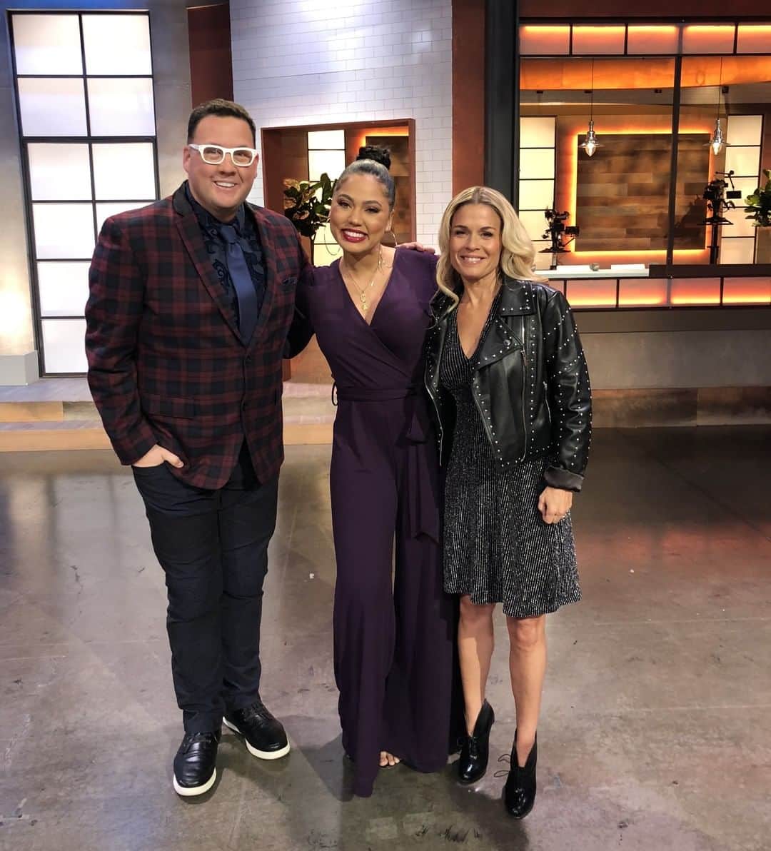 アメリカン・ブロードキャスティング・カンパニーのインスタグラム：「What a trio of culinary talent! #FamilyFoodFight is all new TOMORROW at 9|8c on ABC!」