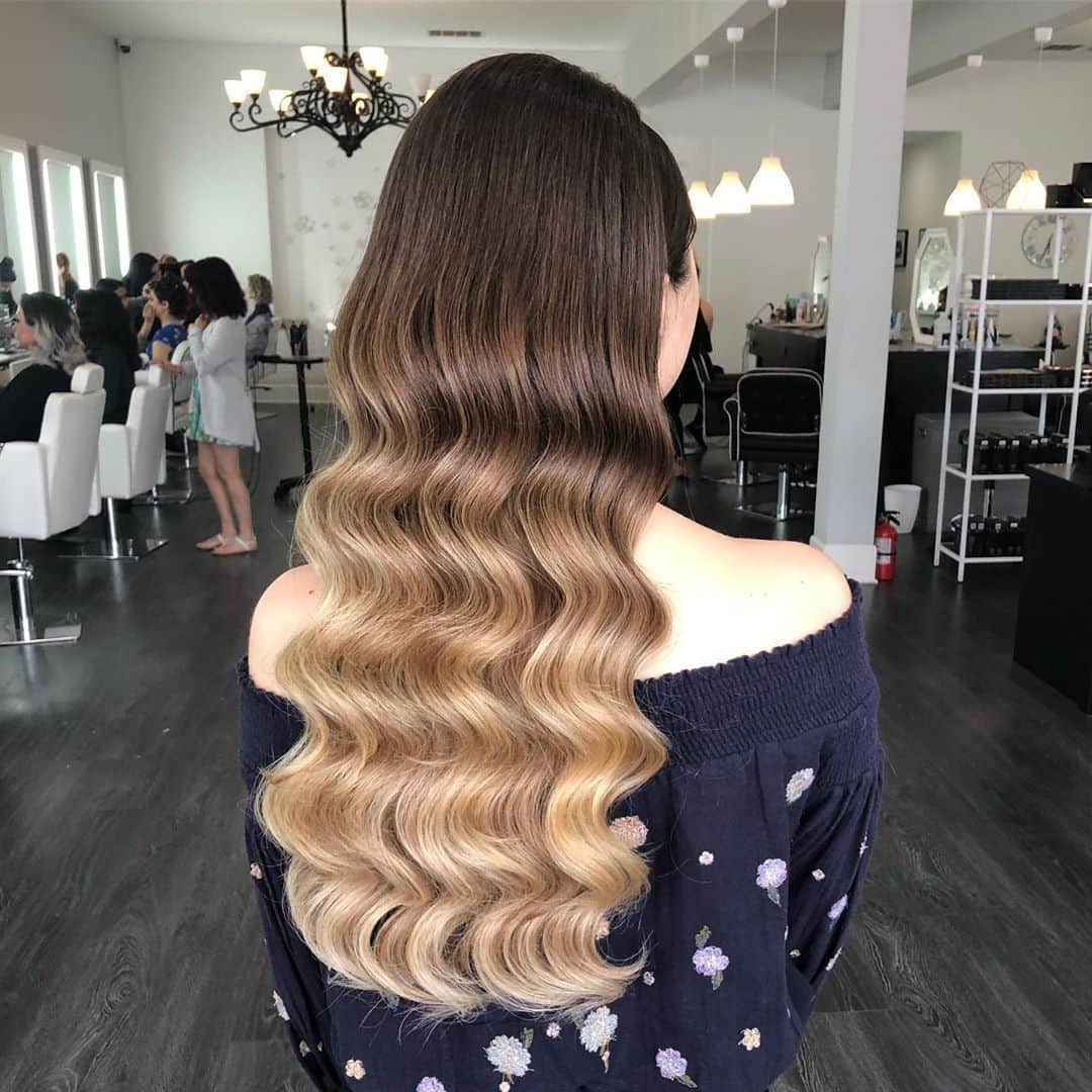 Sam Villaさんのインスタグラム写真 - (Sam VillaInstagram)「These #ombre waves are giving us all of the mid-week #hairinspiration we could want. 💖⠀ ⠀ Grab your Artist Series 2-in-1 Marcel Curling Iron & Wand and remove the handle. Wrap the hair and hold to create beautiful set waves like @hairbydianaa . ⠀ ⠀ With three heat settings, you can feel confident that you always have the right temperature for every hair type, from fine to virgin to coarse. A special color-treated setting protects your guests’ hair color from dulling or fading. Shop this and other #SamVillaTools through the link in our bio!」7月25日 1時56分 - samvillahair