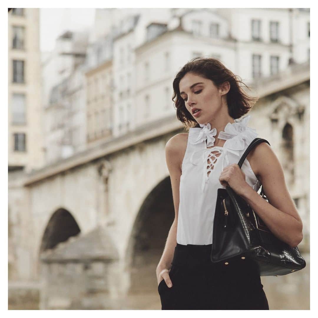 アンフォンテーヌさんのインスタグラム写真 - (アンフォンテーヌInstagram)「Pre-Fall means a brand new collection of carefully created white shirts. Allow yourself to embrace beautiful feminine details featured in easy-to-wear pieces.  #AFStyled #TheWhiteShirt #PreFall19 #FW19 #Mode #Chemise #Paris」7月25日 1時57分 - annefontaine