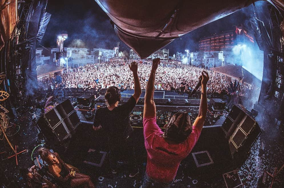 Dimitri Vegas & Like Mikeさんのインスタグラム写真 - (Dimitri Vegas & Like MikeInstagram)「Need a new name for the Madness last night! What should we call it?」7月25日 1時57分 - dimitrivegasandlikemike