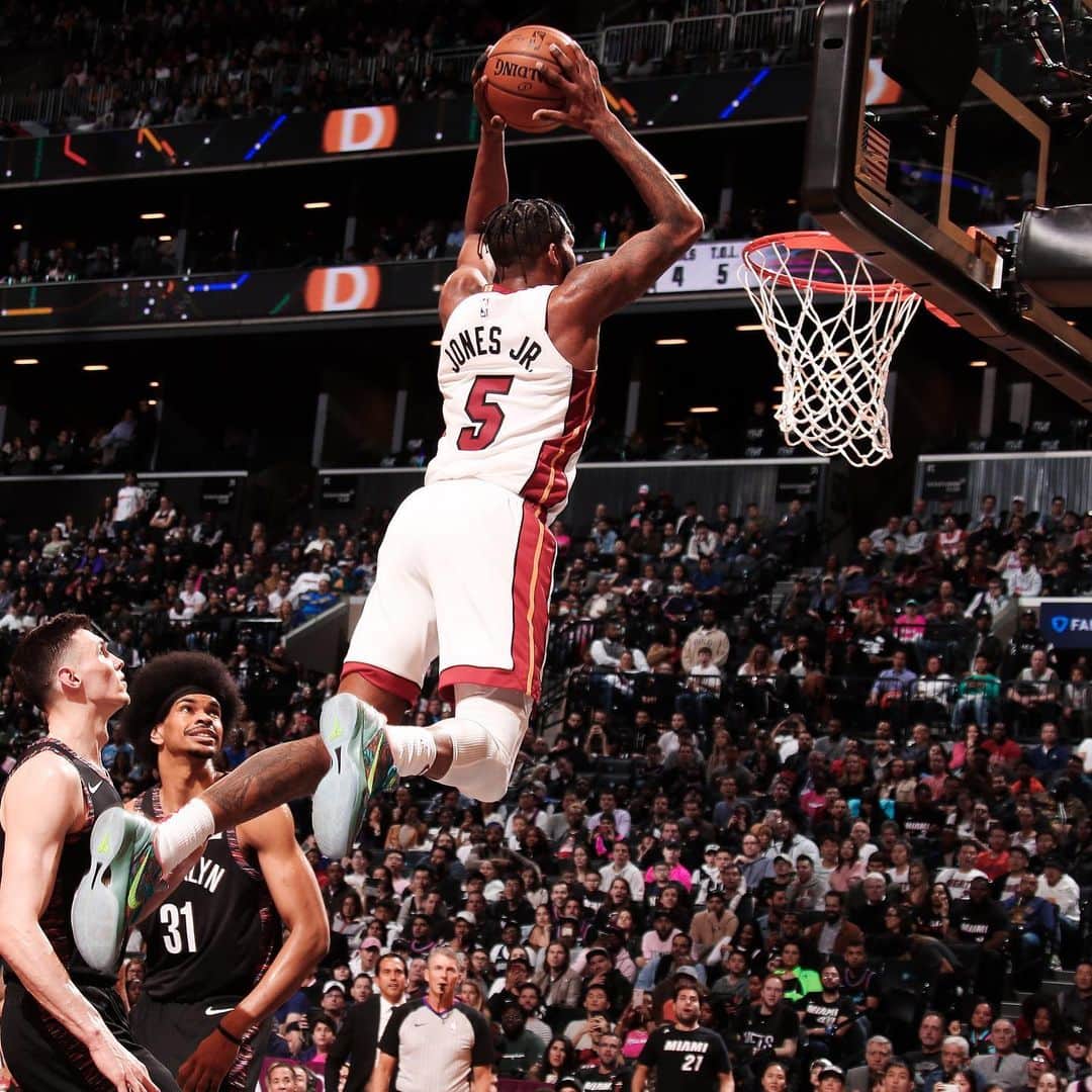Miami HEATさんのインスタグラム写真 - (Miami HEATInstagram)「We were treated to some pretty sick posters last season.⁣ ⁣ Check out the link in our bio to see a few more 📸  #NBADunkWeek」7月25日 1時58分 - miamiheat
