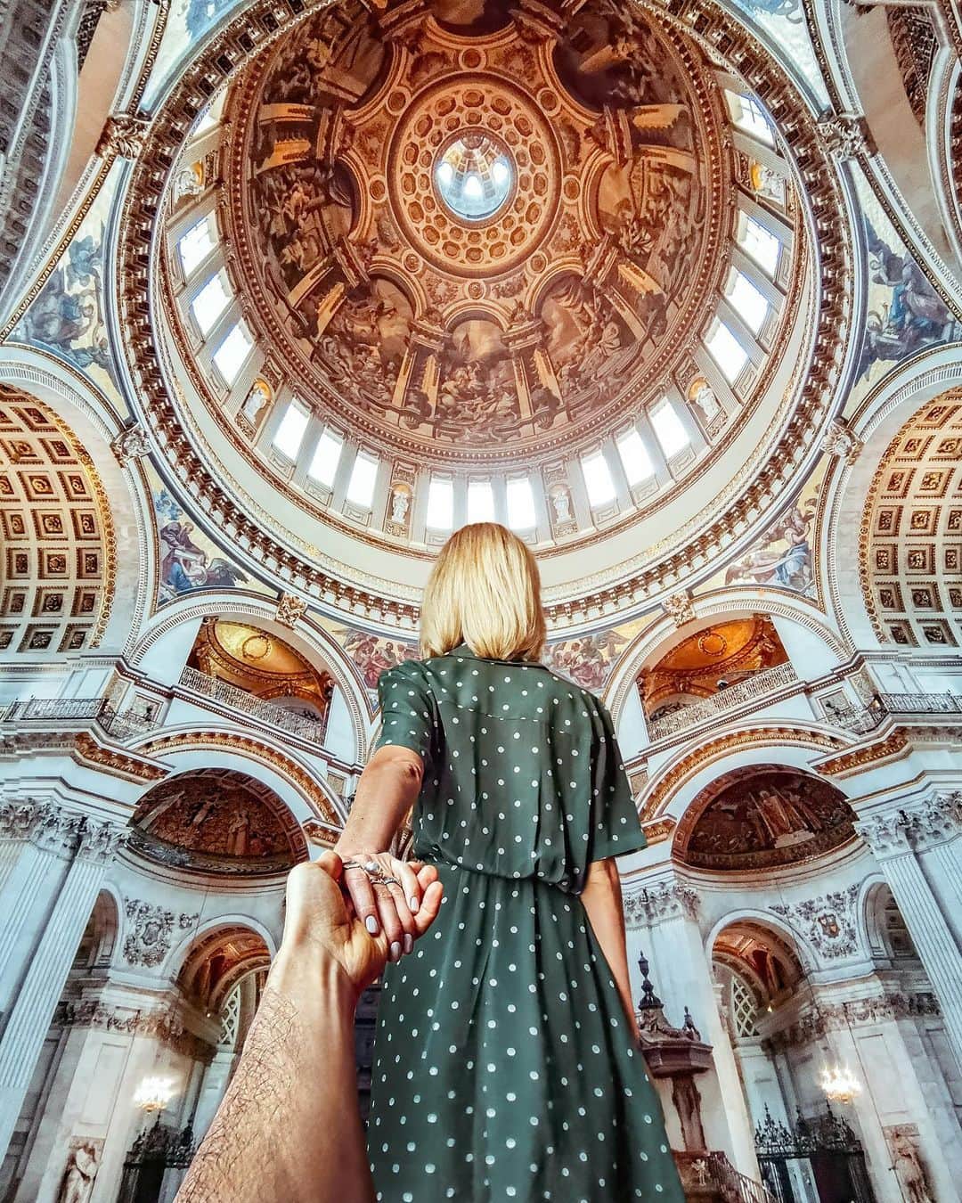 Murad Osmannのインスタグラム：「#Followmeto St Paul’s Cathedral with @natalyosmann . Here are some facts and a question at the end! - Its dome is one of the largest in the world at 366 feet high. - It was the tallest building in London for over 250 years - It’s the second biggest church in UK - St Paul’s Cathedral is the fourth church to stand on the site ❓Do you know who was the first person to be buried in the crypt of the current St. Paul's❓ ▂▂▂▂▂▂▂▂▂▂ #Следуйзамной в Собор Святого Павла. Ниже несколько фактов и вопрос! - Его купол является одним из самых больших в мире на высоте 366 футов. - Это было самое высокое здание в Лондоне более 250 лет - Это вторая по величине церковь в Великобритании - Собор Святого Павла является четвертой церковью на этом месте ❓ Вы знаете, кто был первым человеком, который был похоронен в склепе Собора ❓」