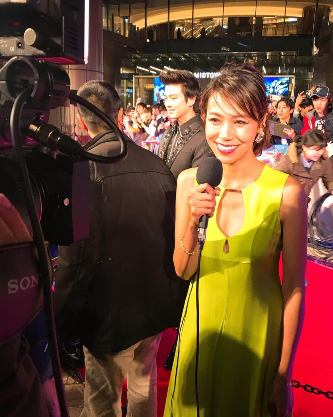 坂倉アコのインスタグラム：「I looooooove and miss doing red carpet interviews🎤❤️﻿ “Do what you love, Love what you do”﻿ ﻿ 私のルーツ、私の原点と言っても過言ではないハリウッドセレブ達とのレッドカーペットインタビュー。華やかな現場の空気とピリッとした緊張感がたまらないんです☺️大好きなお仕事の一つ😘﻿ これは、いつかのパシフィックリムのジャパンプレミア🎬﻿ ﻿ そろそろまたやりたいなー💓﻿ ﻿ #mywork #redcarpet #interviews #lovewhatido #work #🎤#love #gratitude #lifework #pacificrim #movie #感謝 #❤️﻿ #原点回帰 #tohocinemas #scotteastwood #rinkokikuchi #真剣佑 #hollywood」