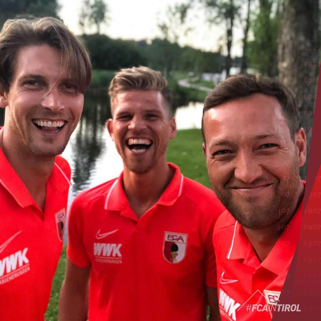 FCアウクスブルクさんのインスタグラム写真 - (FCアウクスブルクInstagram)「Treffen sich drei Komiker... 😅 #crewlove #🤩 #FCAinTirol #fca #fca1907 #fcaugsburg」7月25日 2時27分 - fcaugsburg1907