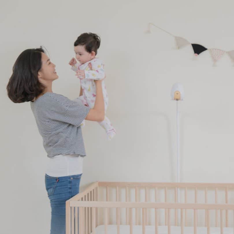 Design Milkさんのインスタグラム写真 - (Design MilkInstagram)「The @cubobabymonitor wants to help alleviate some of the stresses of parenting, especially the ones that come at night, using AI technology. This @indiegogo has already reached almost half a million in funding and been tested by over 6000 parents! 🕊 Learn more about its proactive AI alerts, automatic photo capture, and 18hr video playback on designmilk.com.」7月25日 2時18分 - designmilk
