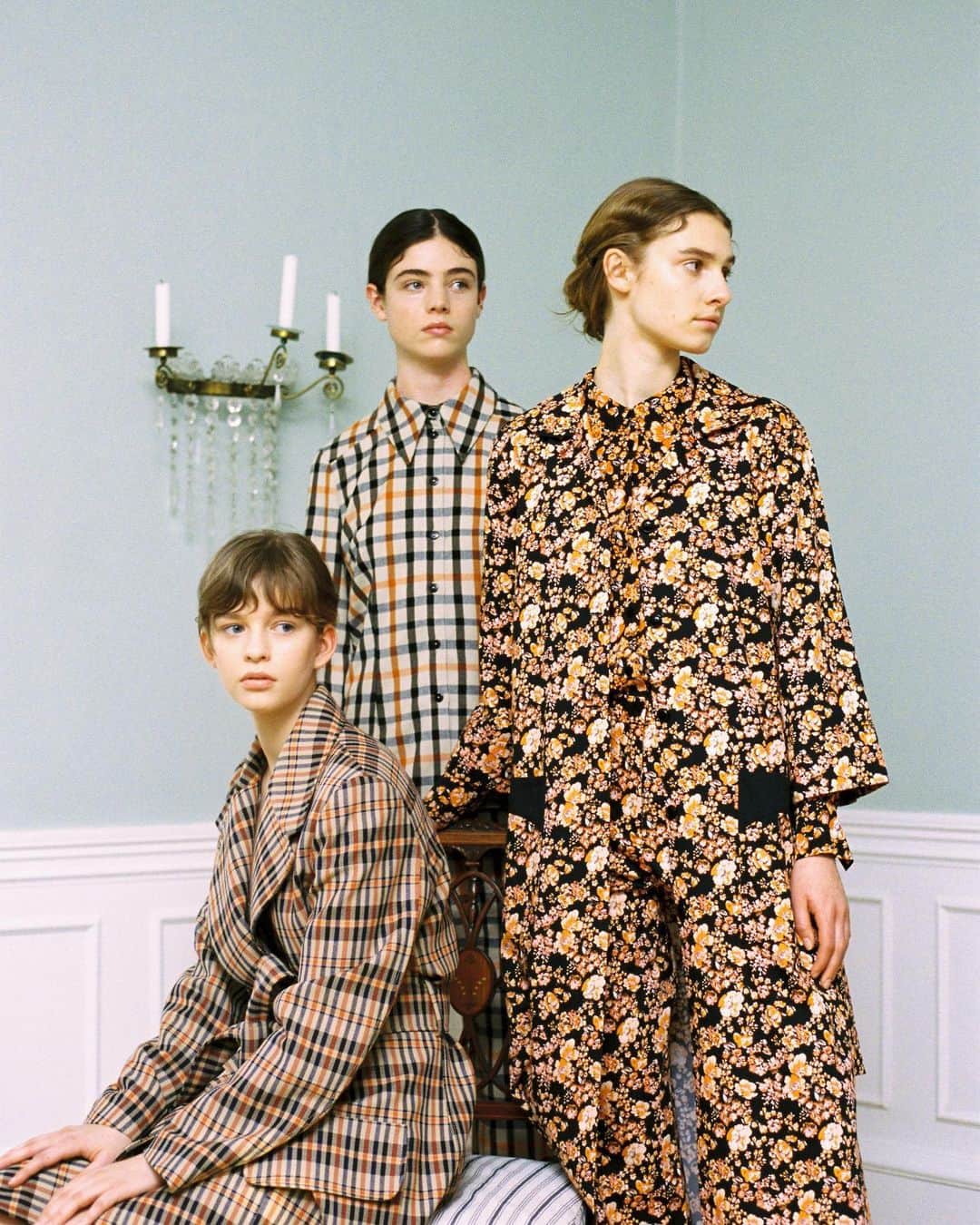 のインスタグラム：「It Takes a Family #AW19 “We explored scenes from everyday life and translated them into a collection inspired by borrowing from your family: your dad’s shirt, your mum’s pearls and your sister’s ripped jeans. We wanted to evoke memories of family vacations in the wilderness, times when you put down your phone and are truly present with the people you love.” #HelleHestehave and #RikkeBaumgarten, Creative Directors . A new campaign to celebrate our 20 Year Anniversary collection . Rosa, Sarah and Karla in new #BaumundPferdgarten checks and florals . Head to our link in bio to shop now」