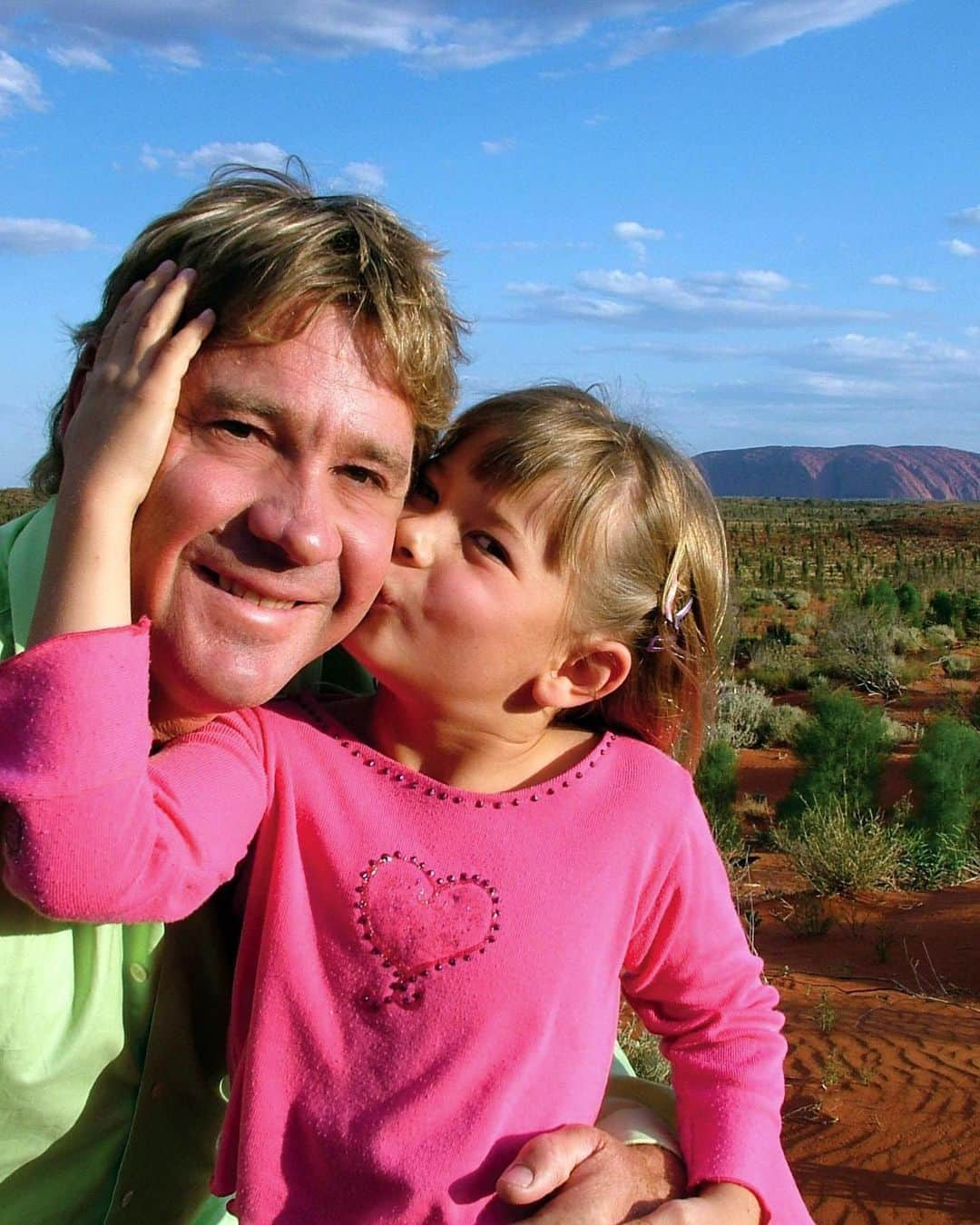 E! Onlineさんのインスタグラム写真 - (E! OnlineInstagram)「Bindi Irwin may be engaged, but only one man has her heart forever—and that makes us croco-smile. ❤️ (📷: Getty Images)」7月25日 2時31分 - enews