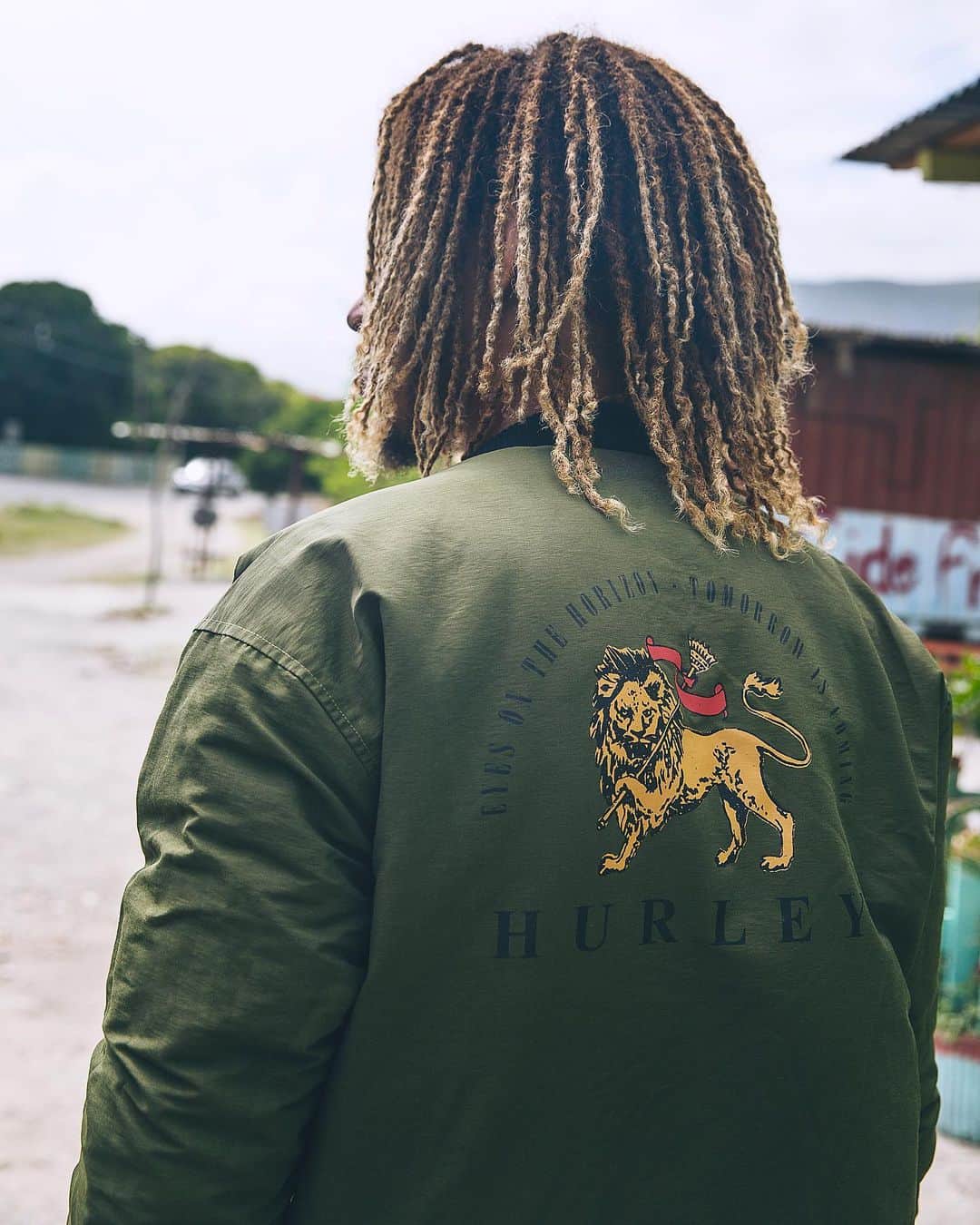 hurleyさんのインスタグラム写真 - (hurleyInstagram)「Two vibes. One jacket. ⚡️🇯🇲 ⠀⠀⠀ Tap to shop reversible Jamaica Bomber Jacket, then hit the link in our bio to explore the entire collection. 🦁」7月25日 2時33分 - hurley