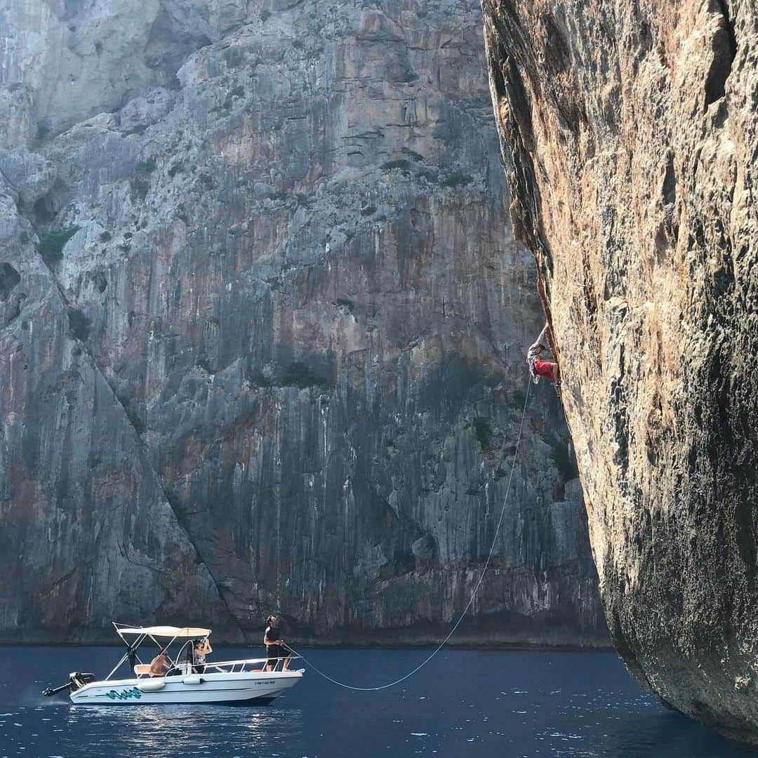 クリス・シャーマさんのインスタグラム写真 - (クリス・シャーマInstagram)「@brettlowell and I scoping a new line this morning. 📸 @giancolafoto  @sharmaclimbing  @sharmaclimbingmadrid  @sharmaclimbingbcn」7月25日 2時39分 - chris_sharma