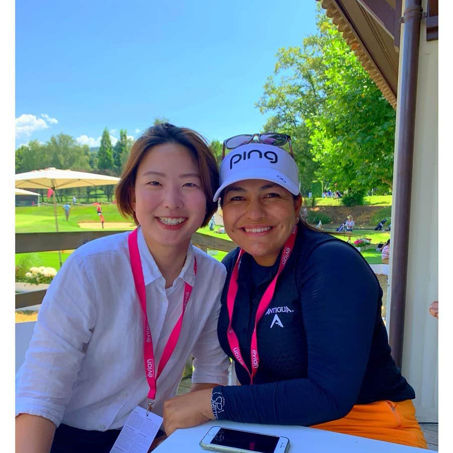 リセット・サラスのインスタグラム：「Can't help but smile this big after running into my college teammate of 3 years @chaeroline_says in France! She was and will continue to be like a big sister.. Love you CK! ❤️✌️💛@evianchamp @uscwomensgolf #SomeThingsNeverChange」