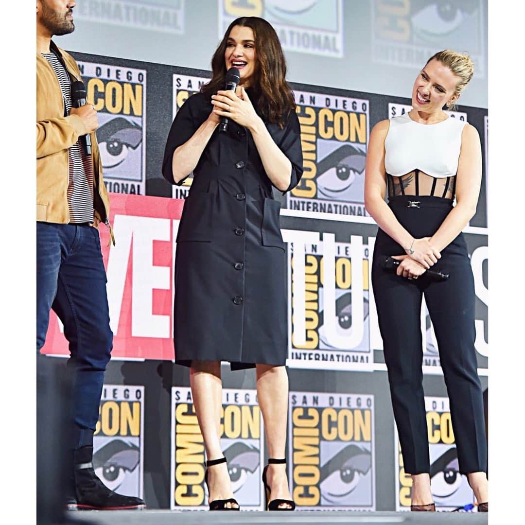 ルパートサンダーソンのインスタグラム：「#RSWomen | #RachelWeisz wears Meadow at #ComicCon 💫| Thank you @KateYoung @fredericalovellpank | #AsSeenOn #PlatformSandals #RupertSanderson | #LinkInBio」