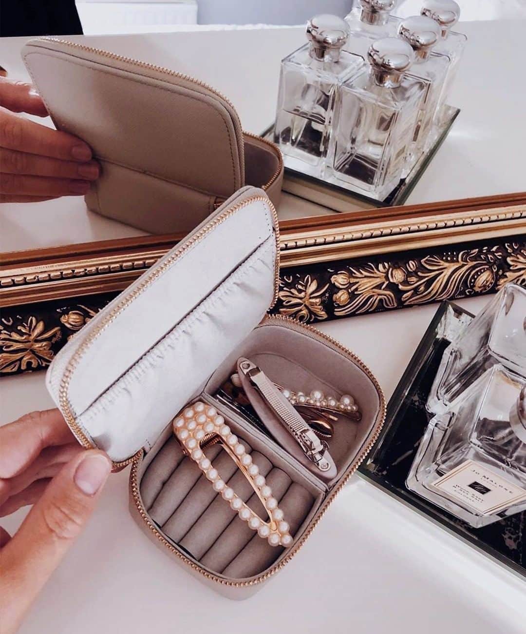 アクセサライズのインスタグラム：「Pretty pearls bring all the joy. Keep your precious pieces safe with our faux-leather jewellery box. 🔍 Pearl clip - 7861691300 🔍 Jewellery box - 7893873500 📷 @staceylouisewhite Tap the link in the bio to shop now. #Accessorize #Accessorizer」
