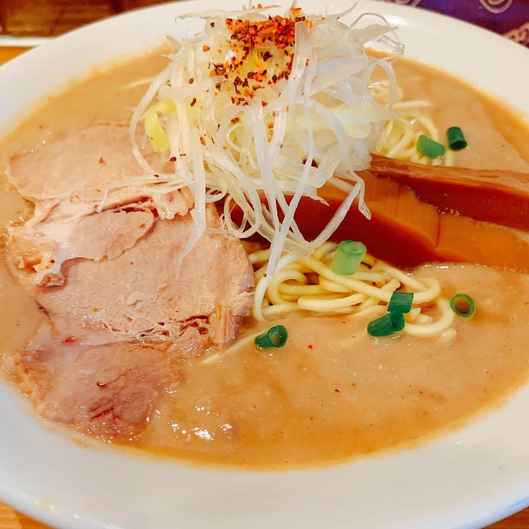 新村あかりのインスタグラム：「京都といえばラーメン🍜 すごく濃厚でメンマもぶっとくて💕 麺がかたくていやらしかったです…  という冗談はさておき。  美味しかったです✨✨✨ #極鶏  #一乗寺ラーメン #京都 #kyoto #ramen」