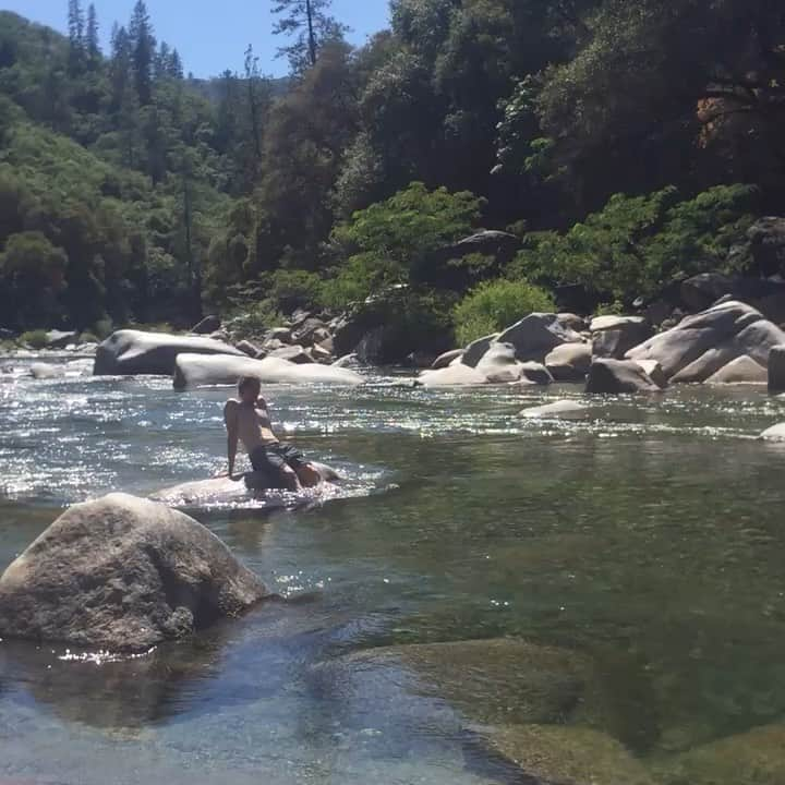 エレン・ウォンのインスタグラム：「Found the perfect spot after traversing these rocks for quite some time. Worth it! ✨✨✨」