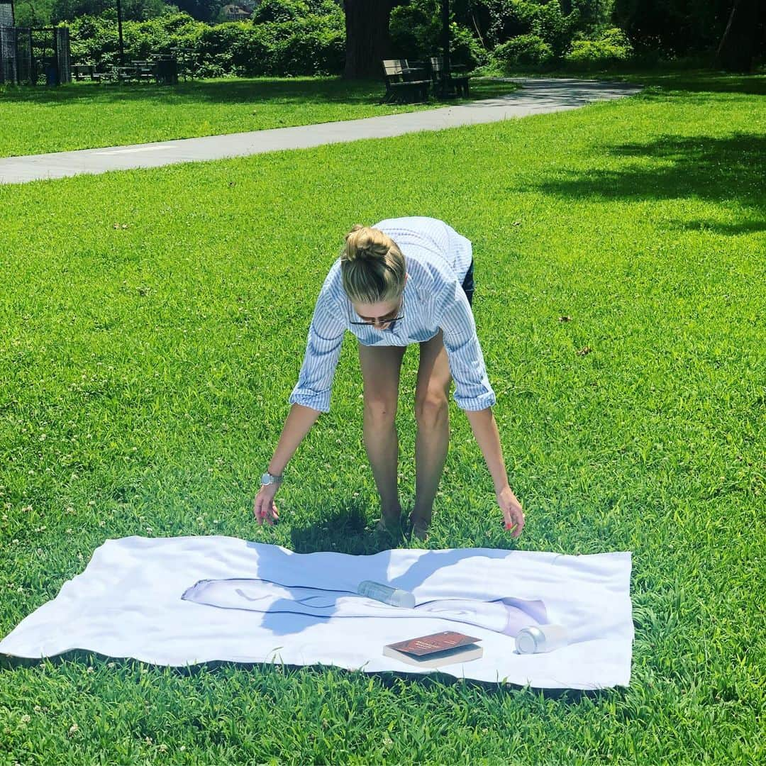 ケイトリン・ウィーバーさんのインスタグラム写真 - (ケイトリン・ウィーバーInstagram)「A summer afternoon with KW, a series 💚 1. Ew, a wrinkly blanket!  2. *Fixes blanket* 3. Ooh! A ladybug! 🐞 4. I love ladybugs 🐞❤️ 5. Goodbye little guy  6. That’s better.. 😍💦 Thank you @vossworld for my sick swag ;))」7月25日 3時04分 - ka2sh