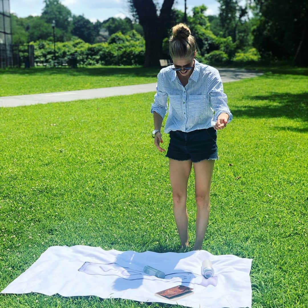 ケイトリン・ウィーバーさんのインスタグラム写真 - (ケイトリン・ウィーバーInstagram)「A summer afternoon with KW, a series 💚 1. Ew, a wrinkly blanket!  2. *Fixes blanket* 3. Ooh! A ladybug! 🐞 4. I love ladybugs 🐞❤️ 5. Goodbye little guy  6. That’s better.. 😍💦 Thank you @vossworld for my sick swag ;))」7月25日 3時04分 - ka2sh