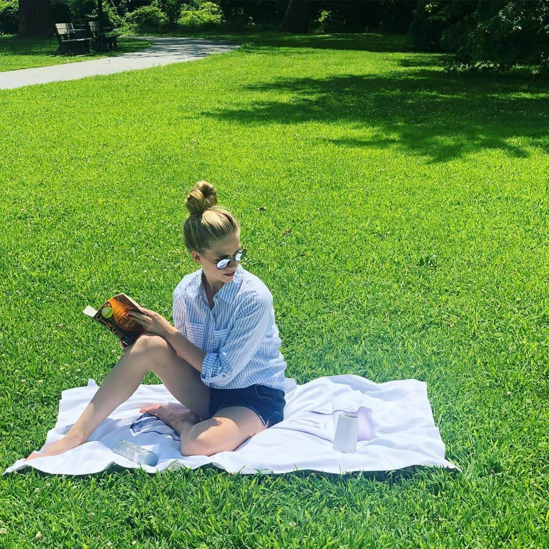 ケイトリン・ウィーバーさんのインスタグラム写真 - (ケイトリン・ウィーバーInstagram)「A summer afternoon with KW, a series 💚 1. Ew, a wrinkly blanket!  2. *Fixes blanket* 3. Ooh! A ladybug! 🐞 4. I love ladybugs 🐞❤️ 5. Goodbye little guy  6. That’s better.. 😍💦 Thank you @vossworld for my sick swag ;))」7月25日 3時04分 - ka2sh