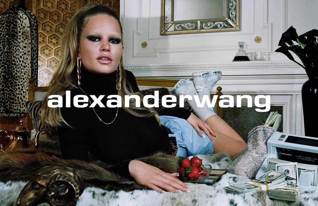 Mei Kawajiriさんのインスタグラム写真 - (Mei KawajiriInstagram)「#Repost @alexanderwangny  She wasn't born into the lap of luxury. She earned it. - @annaewers stars in #TheWangHustle to celebrate the launch of Collection 2 2019. ⠀⠀⠀⠀⠀⠀⠀⠀⠀ *Though the hustle is real, the fur is faux.」7月25日 3時07分 - nailsbymei