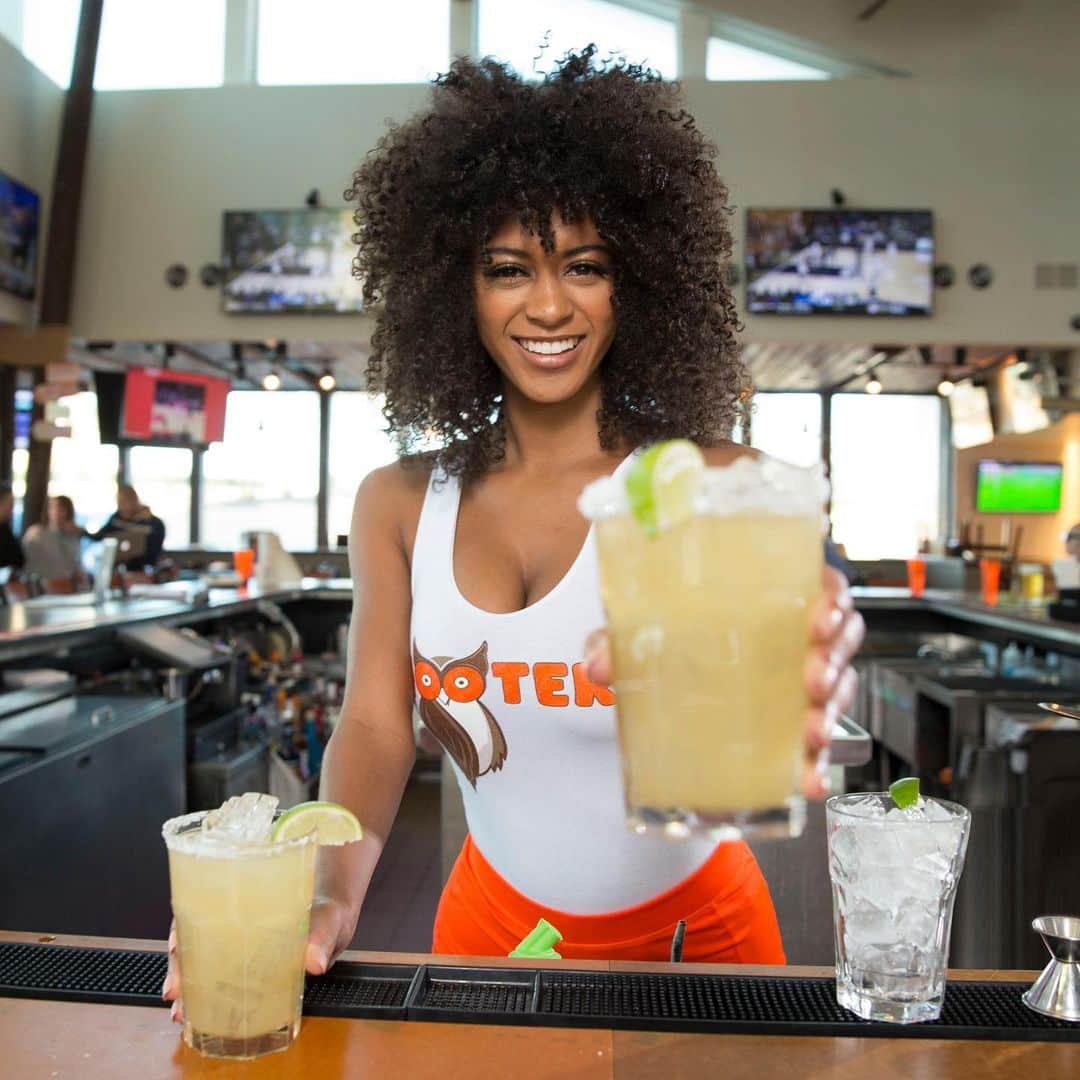 Hootersさんのインスタグラム写真 - (HootersInstagram)「It’s #NationalTequilaDay 🍹 and we’re celebrating across the country. 🇺🇸 Swipe 👉🏼👉🏼 to check out the drinks we’re serving up and then tag TWO friends to join you at Hooters tonight!」7月25日 3時07分 - hooters