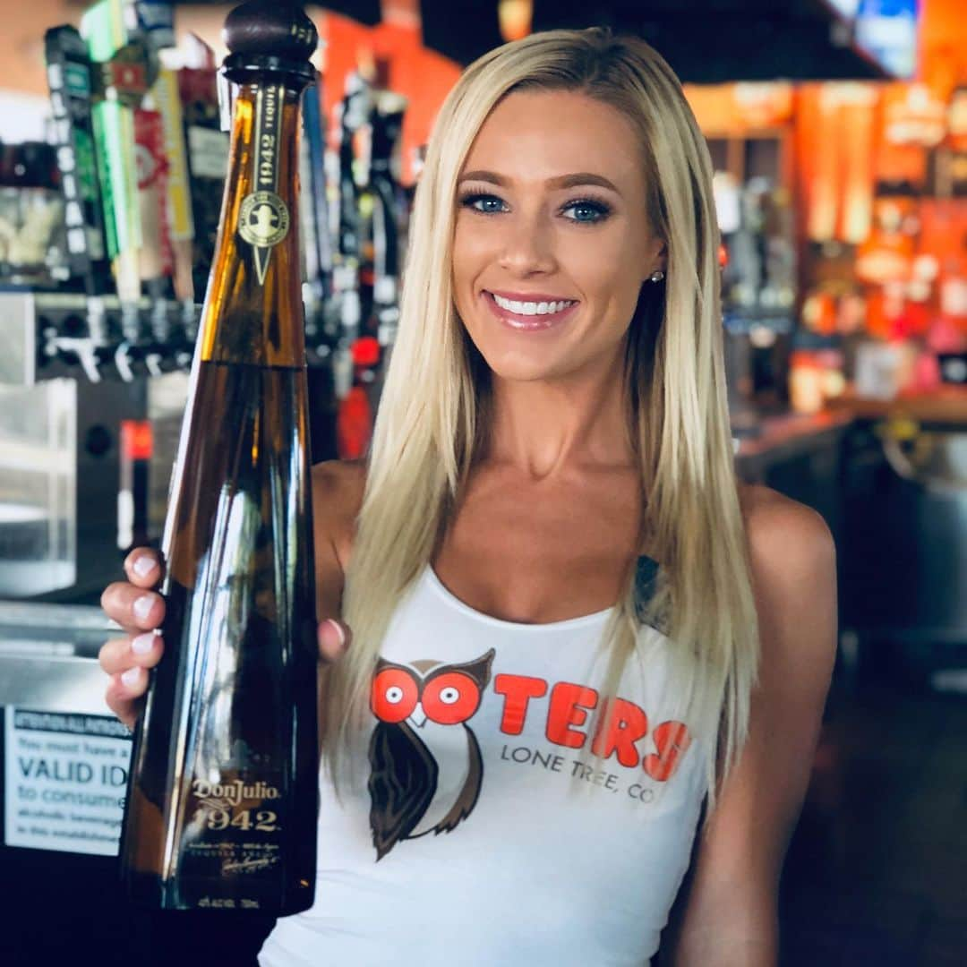 Hootersさんのインスタグラム写真 - (HootersInstagram)「It’s #NationalTequilaDay 🍹 and we’re celebrating across the country. 🇺🇸 Swipe 👉🏼👉🏼 to check out the drinks we’re serving up and then tag TWO friends to join you at Hooters tonight!」7月25日 3時07分 - hooters