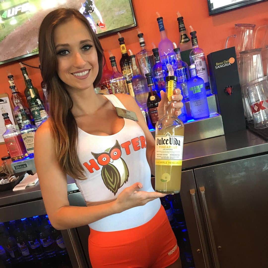 Hootersさんのインスタグラム写真 - (HootersInstagram)「It’s #NationalTequilaDay 🍹 and we’re celebrating across the country. 🇺🇸 Swipe 👉🏼👉🏼 to check out the drinks we’re serving up and then tag TWO friends to join you at Hooters tonight!」7月25日 3時07分 - hooters