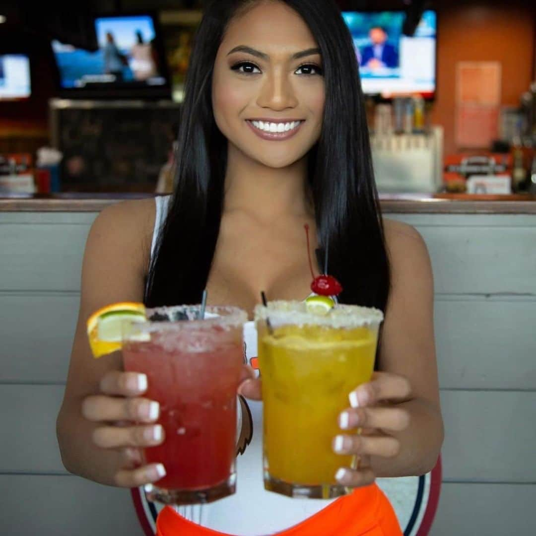 Hootersさんのインスタグラム写真 - (HootersInstagram)「It’s #NationalTequilaDay 🍹 and we’re celebrating across the country. 🇺🇸 Swipe 👉🏼👉🏼 to check out the drinks we’re serving up and then tag TWO friends to join you at Hooters tonight!」7月25日 3時07分 - hooters