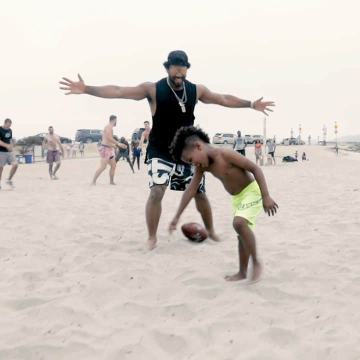 ラッセル・ウィルソンのインスタグラム：「I see you lil man!! TOUCHDOWN!!! Episode 3, the Finale of Summer Camp out now on @youtube!! #GoHawks」