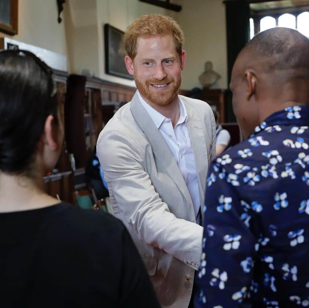 ロイヤル・ファミリーさんのインスタグラム写真 - (ロイヤル・ファミリーInstagram)「Yesterday, The Duke of Sussex attended Dr Jane Goodall’s Roots & Shoots Global Leadership Meeting at Windsor Castle.  Roots & Shoots is a global programme empowering young people of all ages through hands on projects chosen by the participants.  Roots & Shoots works to ignite and inspire the belief that every individual can take action to make the world a better place for people, animals and the environment.  It was founded by Dr Goodall with just 12 Tanzanian High School Students from nine schools, Roots & Shoots today involves students in over 50 countries with members ranging from pre-school through university.  Yesterday, The Duke of Sussex met Jane Goodall, and young people where HRH heard about the changes they are trying to make in the world.  He also listened to presentations on endangered species and reducing plastic waste.  Find out more @sussexroyal  @JaneGoodallInst  @RootsAndShoots」7月25日 3時08分 - theroyalfamily