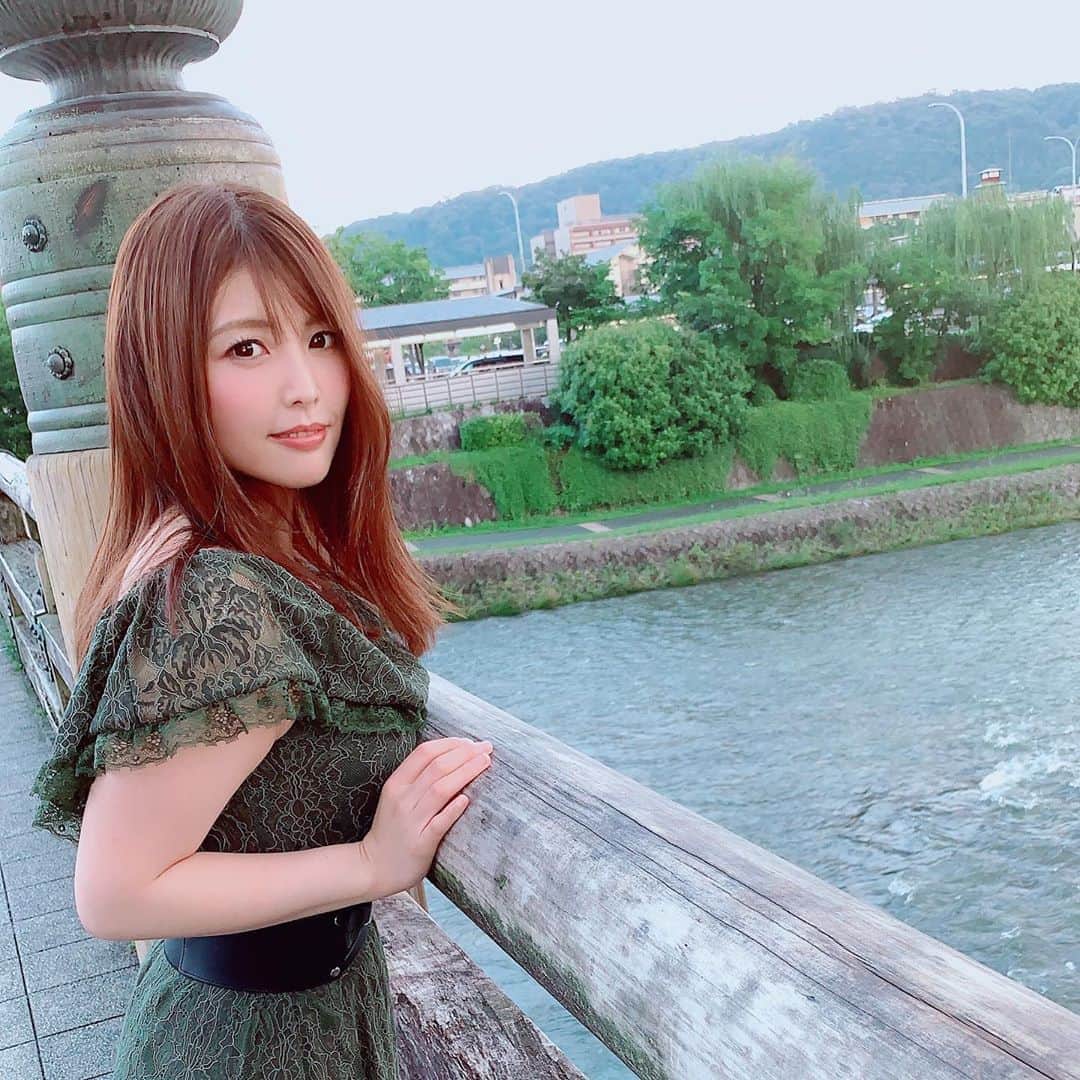 新村あかりのインスタグラム：「鴨川や〜暑すぎてカップルもいないな…夜になるとイチャイチャして今にもおっぱじめそうなカップルがずらりといるので堪能できます！ 素敵な場所💖  #京都 #kyoto  #鴨川」