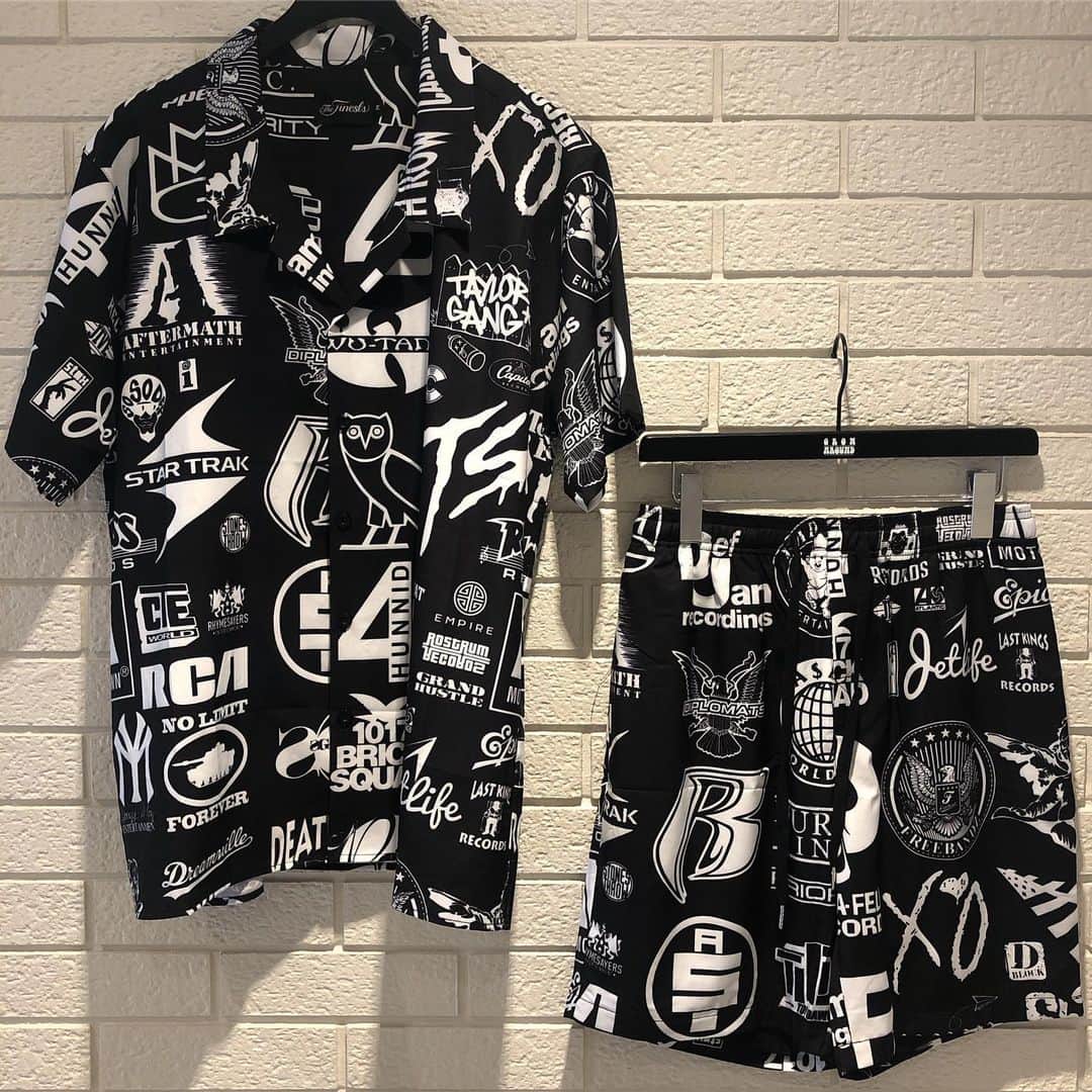 のインスタグラム：「🏆THE FINESTS🏆 . . 前回のS/S TEEも好評だった、 "THE FINESTS"から"SHIRTS" & "SHORTS"のSET UPが入荷です🔥 . 各レーベルロゴがランダムにデザインされた、HIP HOP好きには堪らない一着となっております🔥🔥 . . . #setup #growaround #growaroundyokohama #growaroundbayside #growaroundnewarrivals」