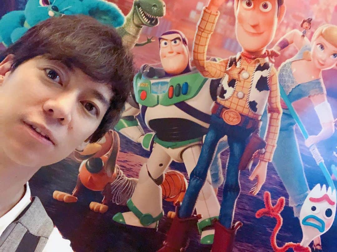 松阪ゆうきのインスタグラム：「観てきたよん。 トイストーリー4 一人でね🤫  映画は🎞誰かと行くと 集中出来なかったり、 泣けなかったりするから、 一人で観るのが割と好きである。  最後 えー！？あー！？そうなんだー🤩  って気もしましたけど、 それもまたそれぞれの人生なるぬ、おもちゃ生。  千社札みたいなの作るマシーンがあったから 作ってみたww  また詳しくは ネタバレしない程度に、 ラジオ📻でお話ししよう🙃  #トイストーリー4 #ばずらいといやー が好きw #ディズニー #映画 #instagood #instalike」
