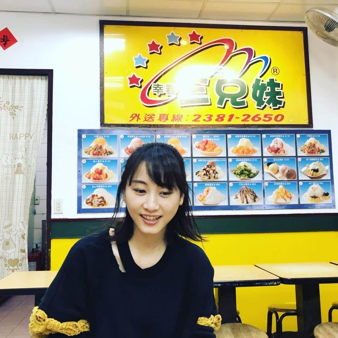 松井玲奈さんのインスタグラム写真 - (松井玲奈Instagram)「今日はかき氷の日らしいので。 去年の5月に弾丸で台湾行った時の写真。朝ごはんでお腹パンパンなのに、無理やり詰め込んだかき氷。 西門町の幸春三兄妹で食べたマンゴーかき氷。 ここもオススメだけど冰讃が超オススメ。 #かき氷 #かきごおりすと #かき氷の日 #台湾 #台湾かき氷 #マンゴーかき氷」7月25日 14時20分 - renamatui27