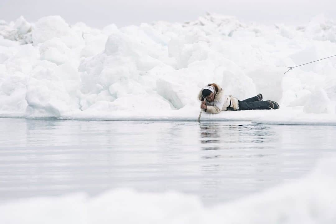 National Geographic Travelさんのインスタグラム写真 - (National Geographic TravelInstagram)「Photo by @kiliiiyuyan | Iñupiaq Charlie Neakok listens to the sounds of passing whales and bearded seals through a skinboat paddle in the water. The sounds of bearded seals and bowheaded whales are unique and distinctive, and can be easily heard in the vibrations of the wooden paddle. Follow me, @kiliiiyuyan, for more from the Arctic and indigenous worlds. #inuit #alaska #arctic」7月25日 13時02分 - natgeotravel